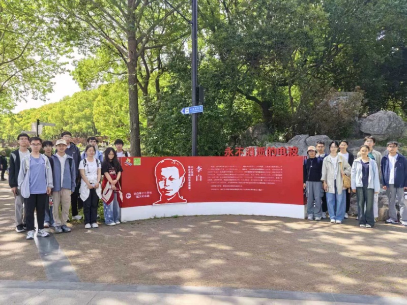 图片3：机动2514师生在世纪公园内合影_resized.jpg
